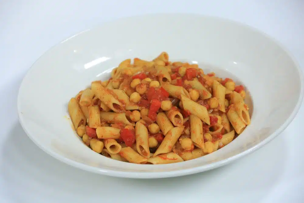 طريقة عمل مكرونة بالحمص والطماطم
