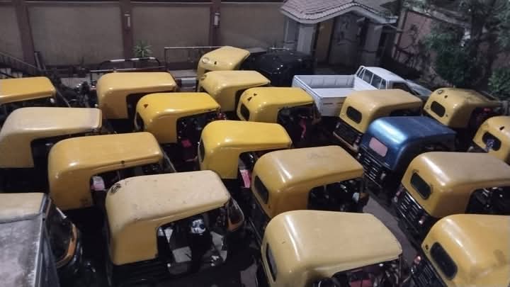 ضبط 60 توك توك مخالف خلال حملات مرورية في كوم حمادة 