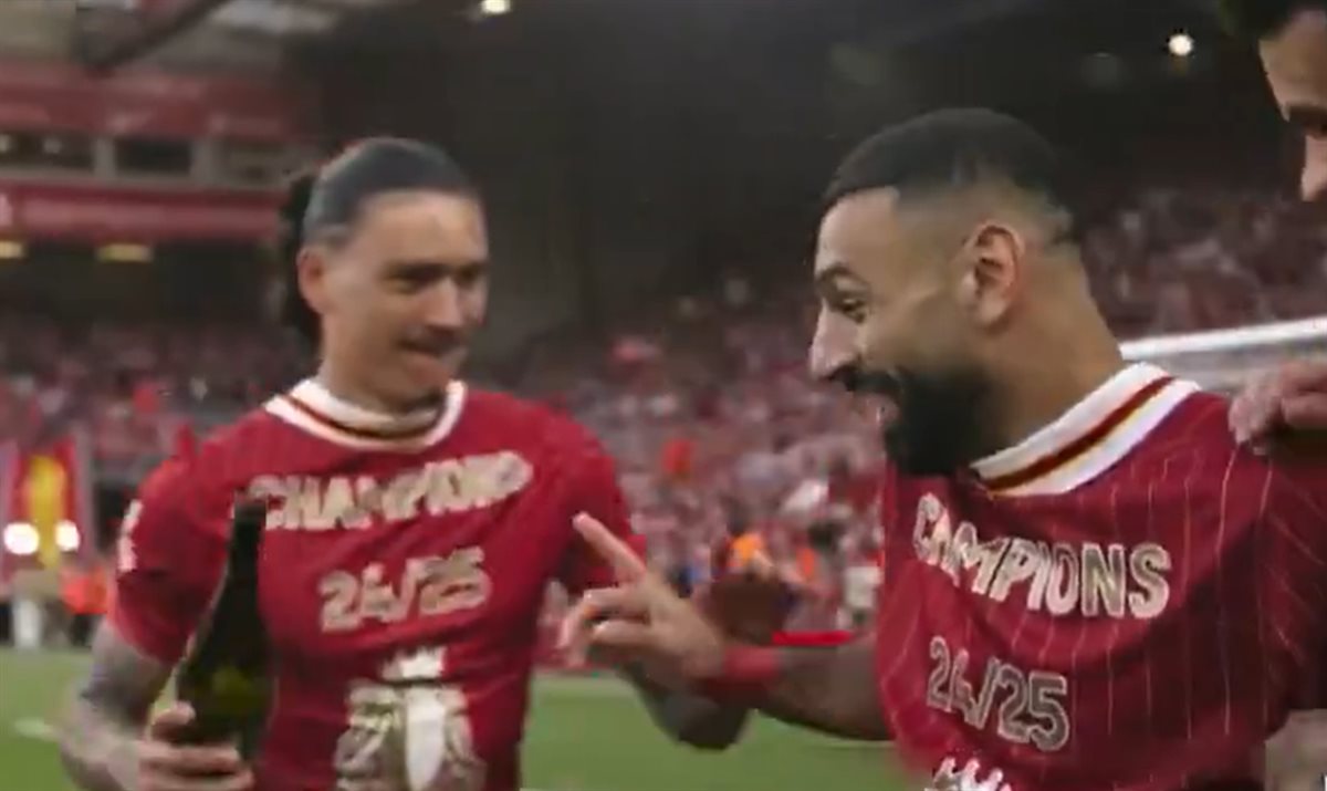 بعد التتويج بلقب بريميرليج.. محمد صلاح يرفض الاحتفال بالخمر مع داروين نونيو