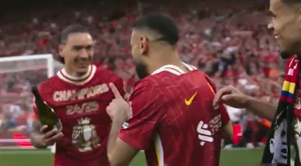 بعد التتويج بلقب بريميرليج.. محمد صلاح يرفض الاحتفال بالخمر مع داروين نونيو