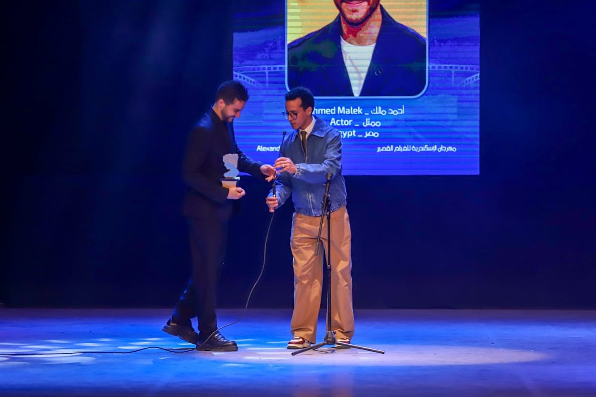 طه دسوقي يسلم أحمد مالك جائزة هيباتيا في الإسكندرية للفيلم القصير