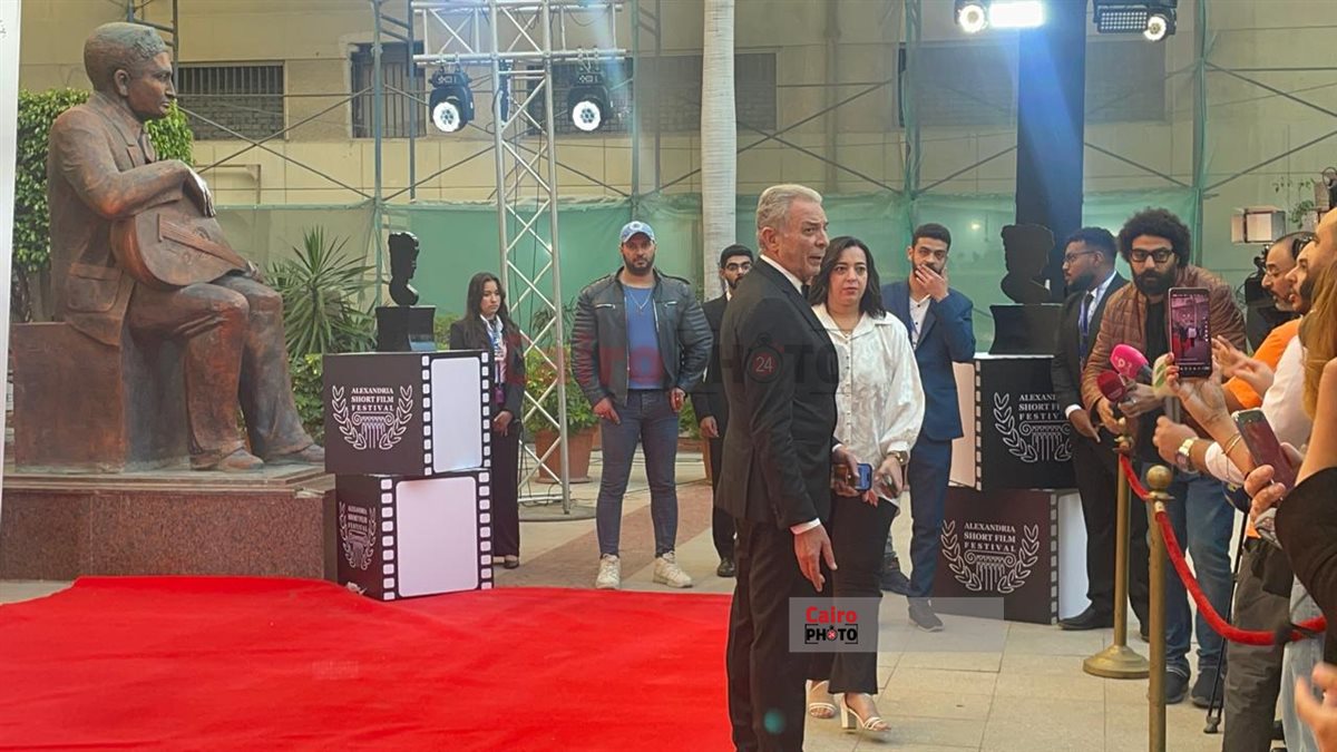 محمود حميدة وبشرى أول الحضور.. بدء توافد النجوم على ريد كاربت افتتاح مهرجان الإسكندرية للفيلم القصير 
