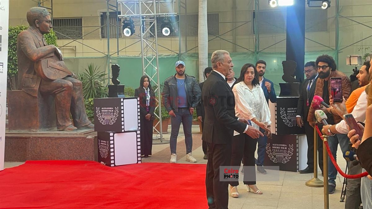محمود حميدة وبشرى أول الحضور.. بدء توافد النجوم على ريد كاربت افتتاح مهرجان الإسكندرية للفيلم القصير 