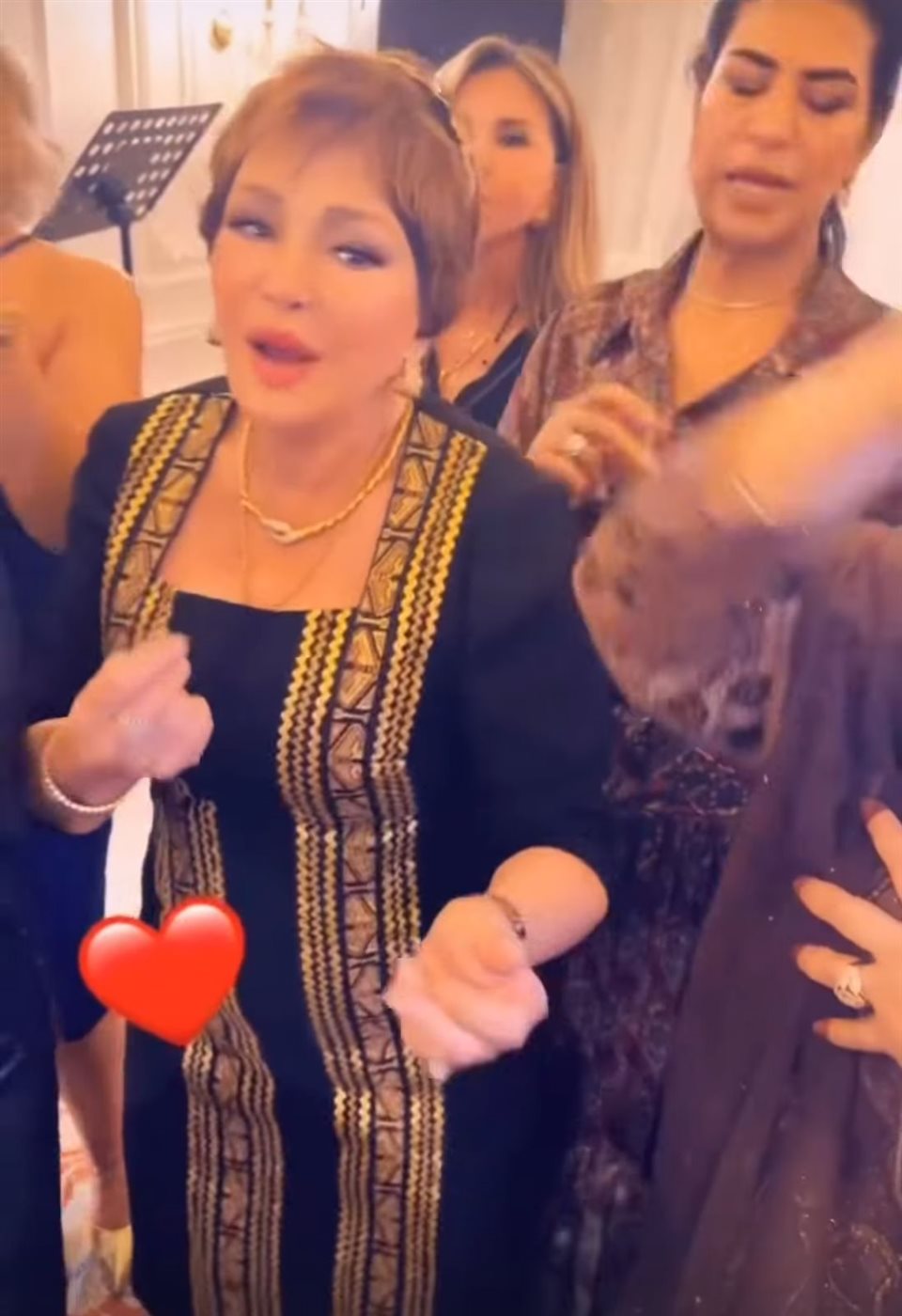 فيفي عبدة تحتفل بعيد ميلادها بحضور يسرا ولبلبة وبوسي شلبي