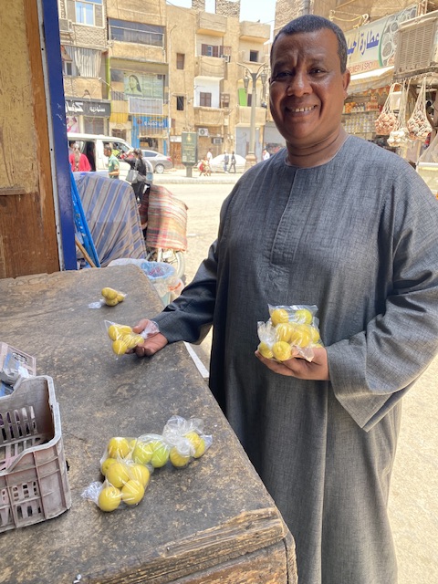 احمد واكياس ليمون صغيرة لمواجهة غلاء سعرة