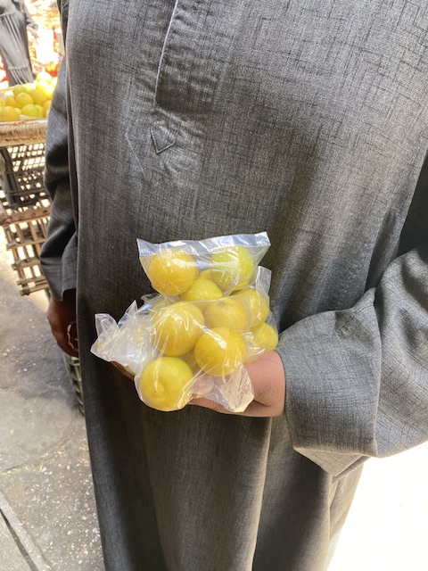 احمد واكياس ليمون صغيرة لمواجهة غلاء سعرة