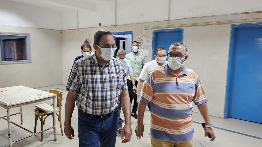 زيارة مفاجئة من محافظ قنا لمستشفى الصدر ليلًا 