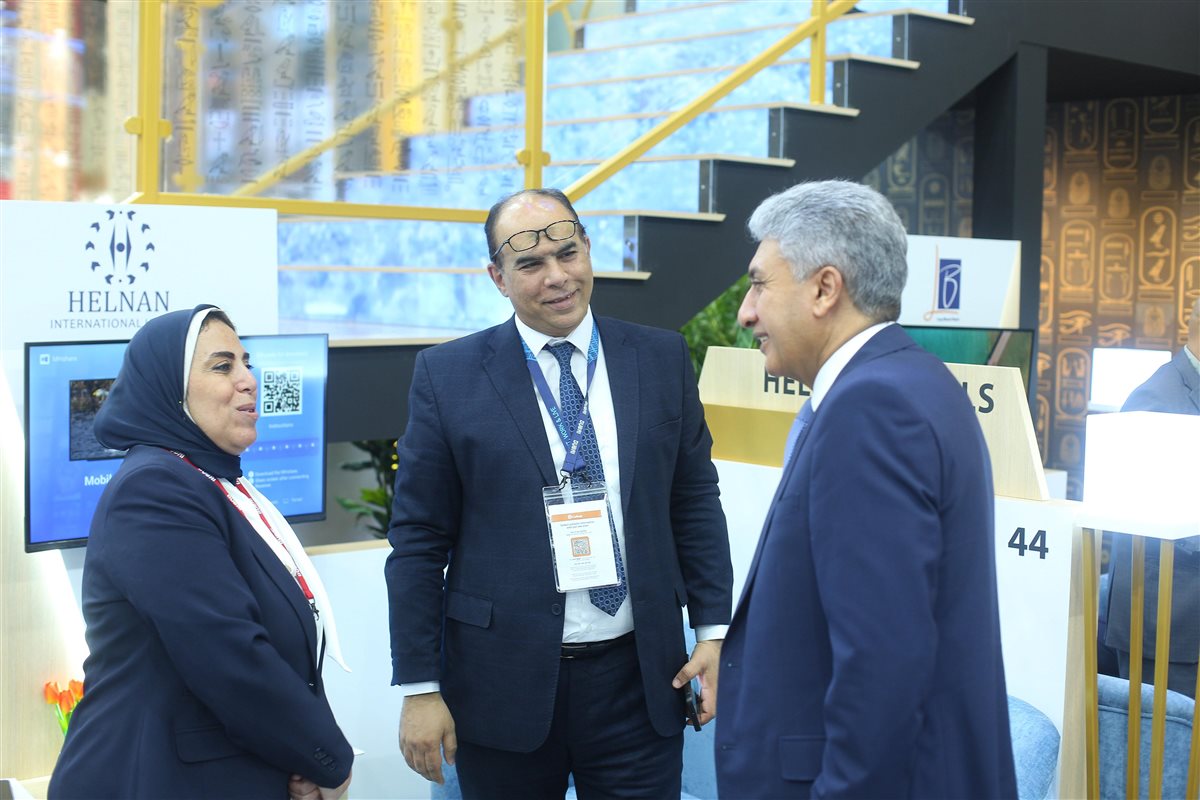 وزير السياحة يقوم بجولة داخل معرض سوق السفر العربي بدبي  