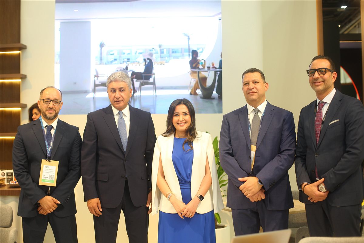 وزير السياحة يقوم بجولة داخل معرض سوق السفر العربي بدبي  