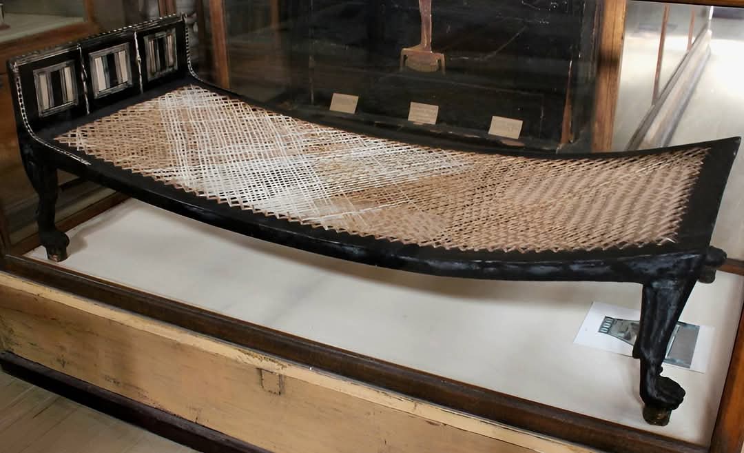 سرير من الخشب