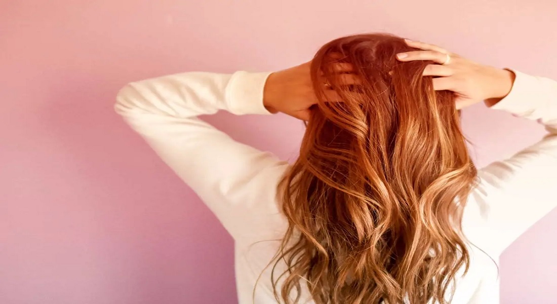 كيف تعتني بشعرك في فصل الصيف