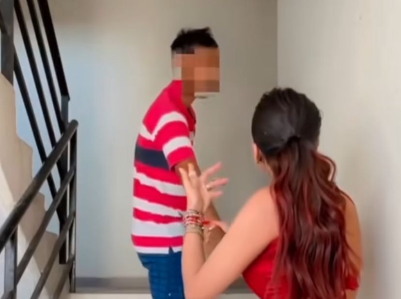 هندية توثق صفعها لـ شاب تحرش بها 