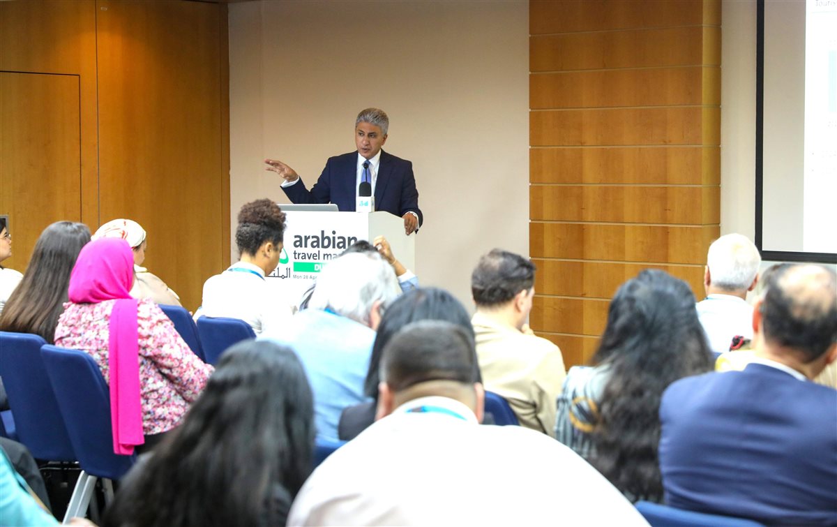 وزير السياحة 