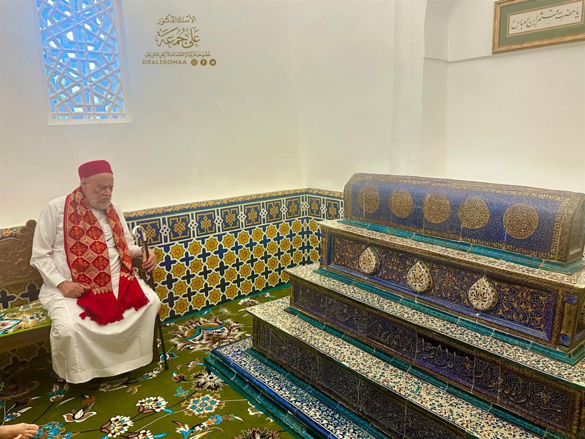 علي جمعة والمفتي ووزير الأوقاف يزرون أضرحة الإمام الماتريدي والصحابي قُثَم بن العباس وساحة ريجستان