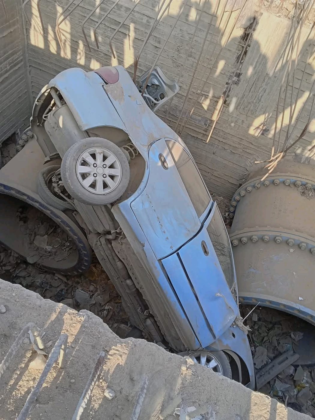 سقوط سيارة ملاكي في بيارة خط مياه تحت الإنشاء بالمنوفية 