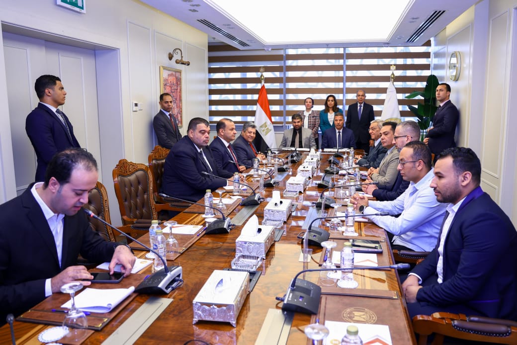 توقيع عقد إدارة وتشغيل مصنع تدوير المخلفات بالعدوة 