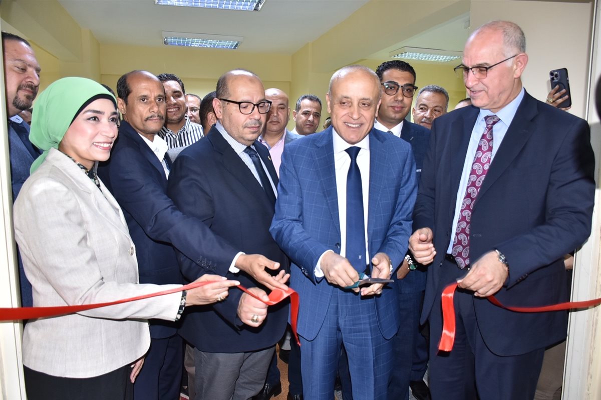 محافظ الأقصر يفتتح حمام السباحة الأولمبي