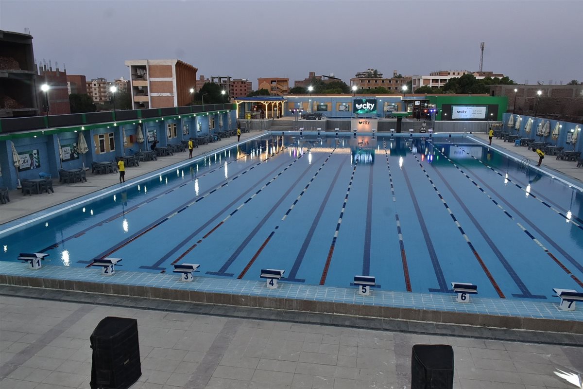 محافظ الأقصر يفتتح حمام السباحة الأولمبي