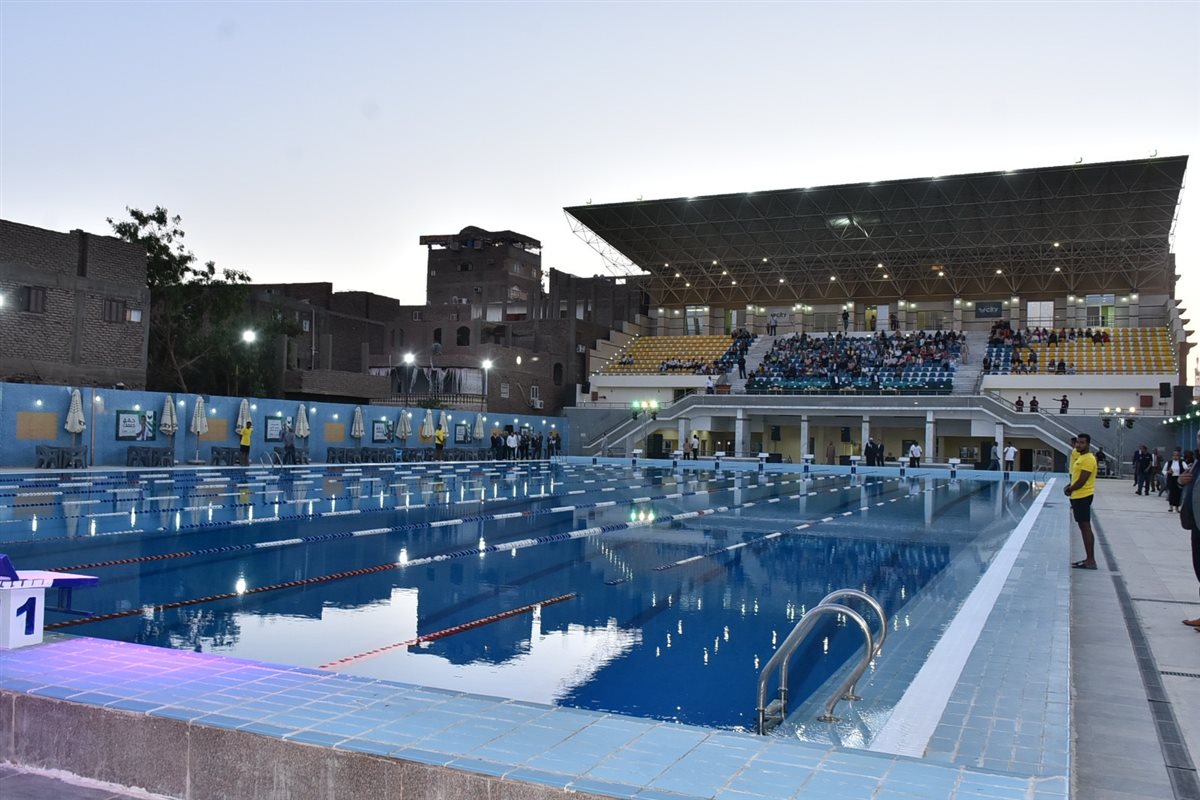 محافظ الأقصر يفتتح حمام السباحة الأولمبي