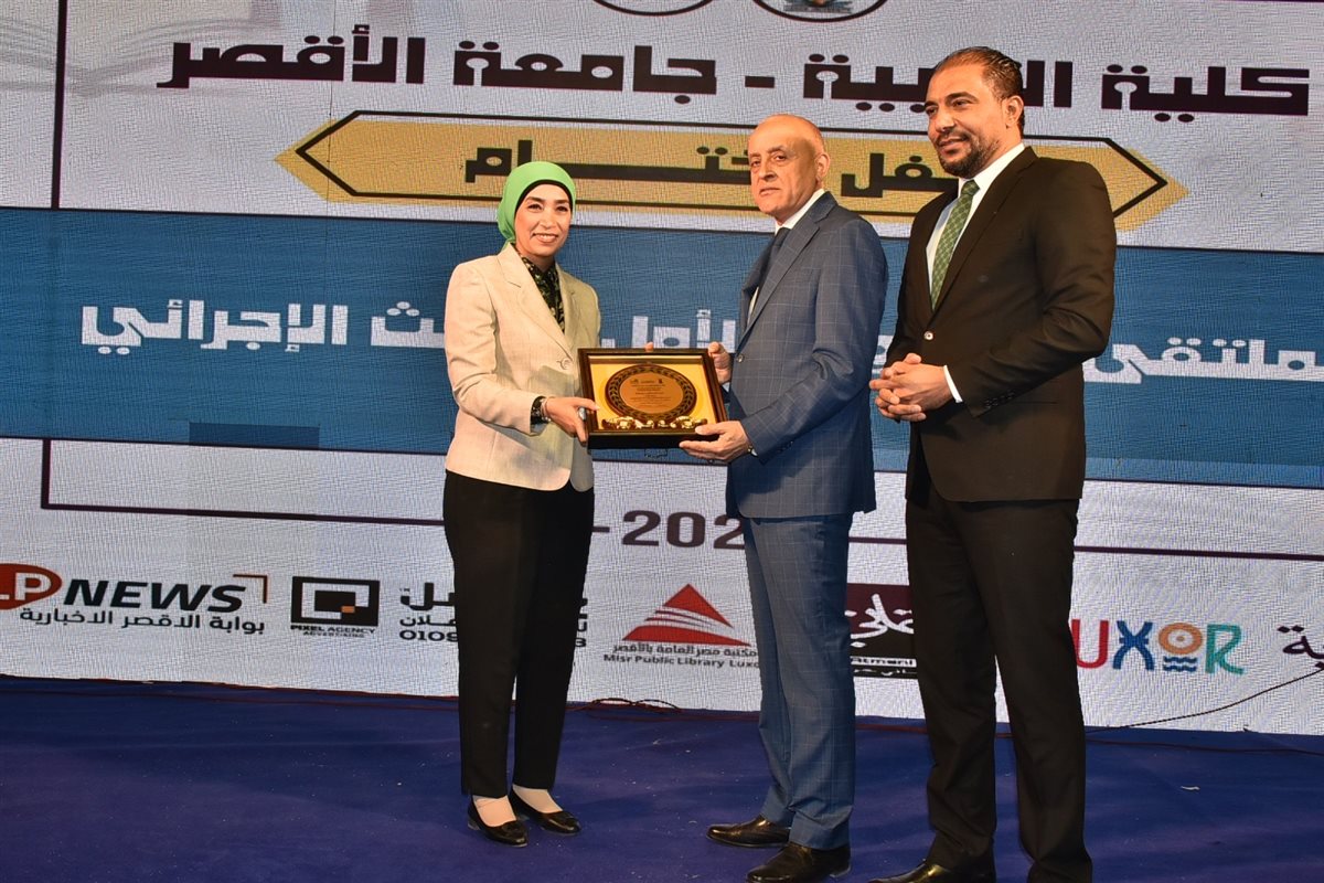 محافظ الأقصر يكرم رئيس جامعة الأقصر