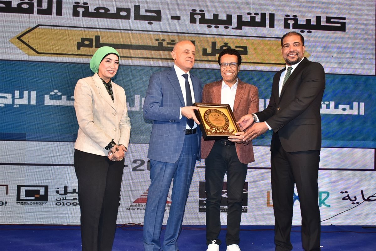 محافظ الأقصر يكرم الفنان سامح حسين