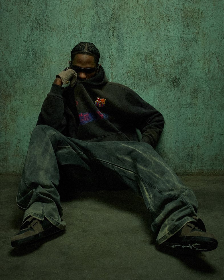 ترافيس سكوت يضع بصمته على الكلاسيكو الإسباني بتصميم قميص برشلونة الجديد