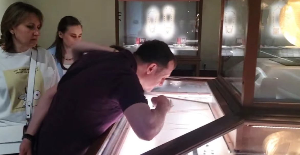 السائحين ينبهرون بكنوز تانيس بالمتحف المصري بالتحرير 