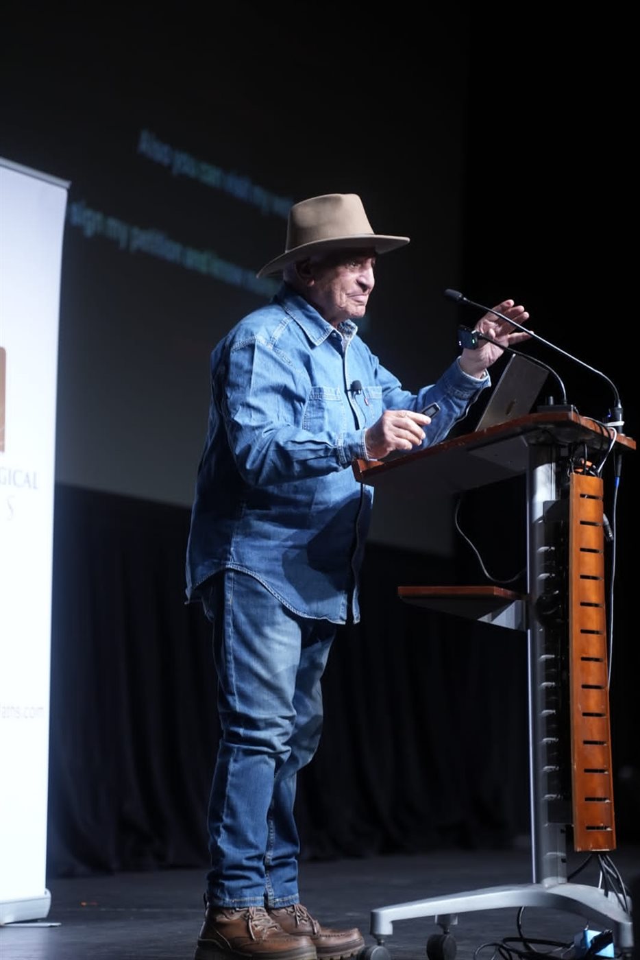 زاهي حواس من أمريكا