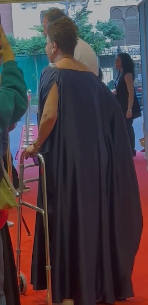 بـ لوك مختلف.. مادلين طبر تظهر متكئة على عكاز في حفل افتتاح مهرجان المركز الكاثوليكي