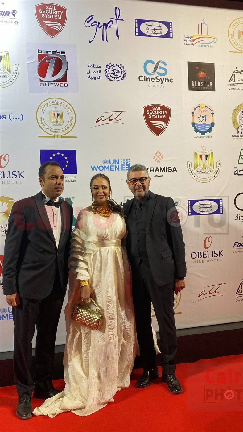 داليا البحيري تتألق بالأبيض على ريد كاربت مهرجان أسوان الدولي لأفلام المرأة