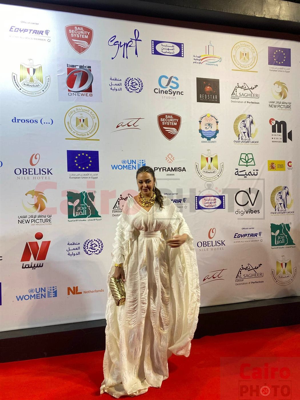 داليا البحيري تتألق بالأبيض على ريد كاربت مهرجان أسوان الدولي لأفلام المرأة