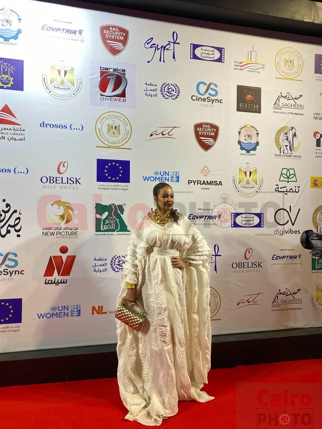 داليا البحيري تتألق بالأبيض على ريد كاربت مهرجان أسوان الدولي لأفلام المرأة