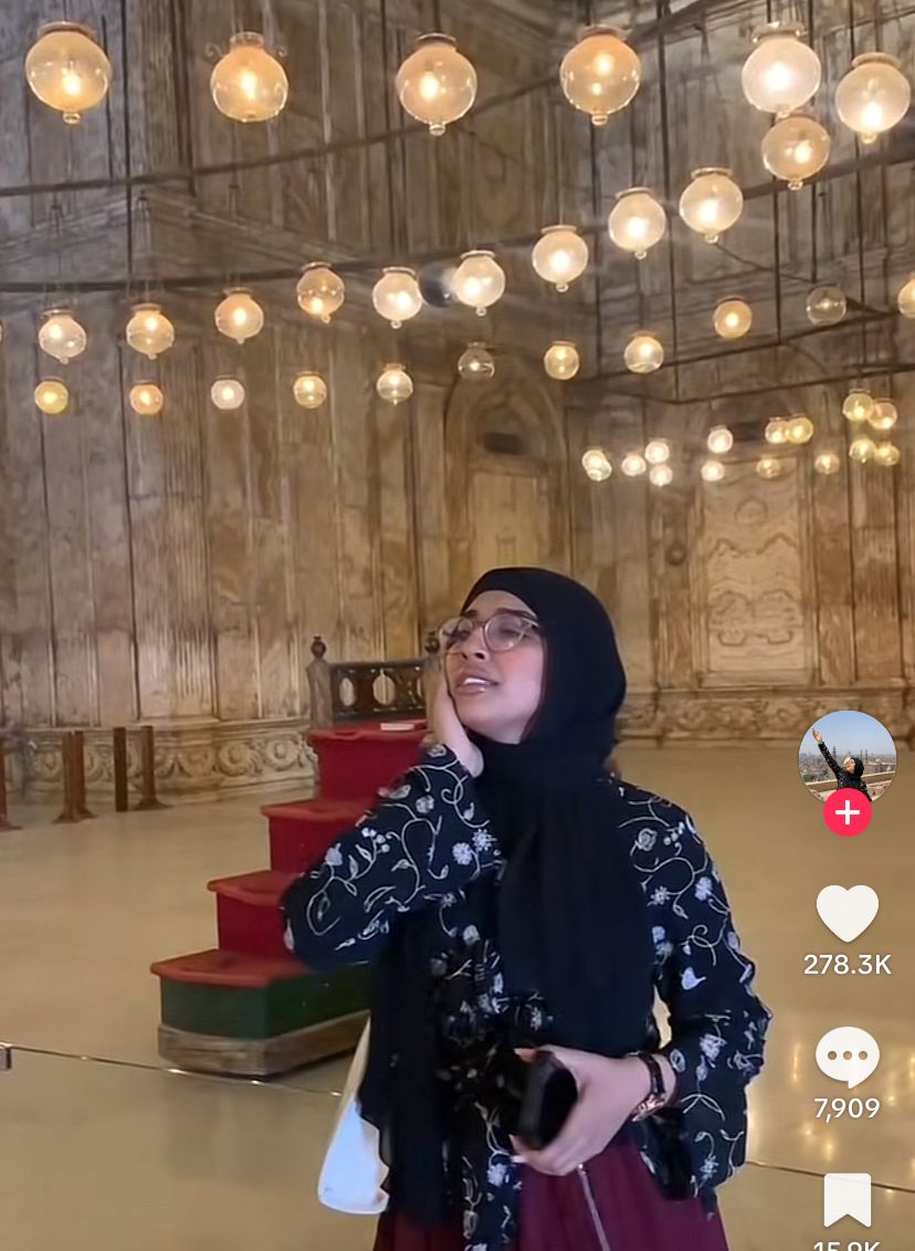 فتاة تؤذن داخل مسجد قلعة صلاح الدين في القاهرة