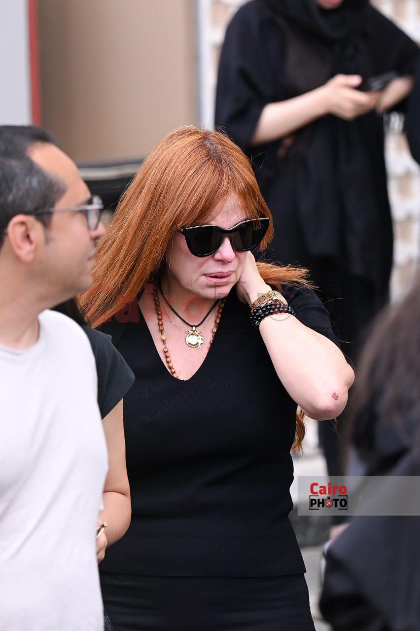 نجوم الفن والإعلام يودعون الدكتور وليد مصطفى ويساندون زوجته كارول سماحة في جنازته