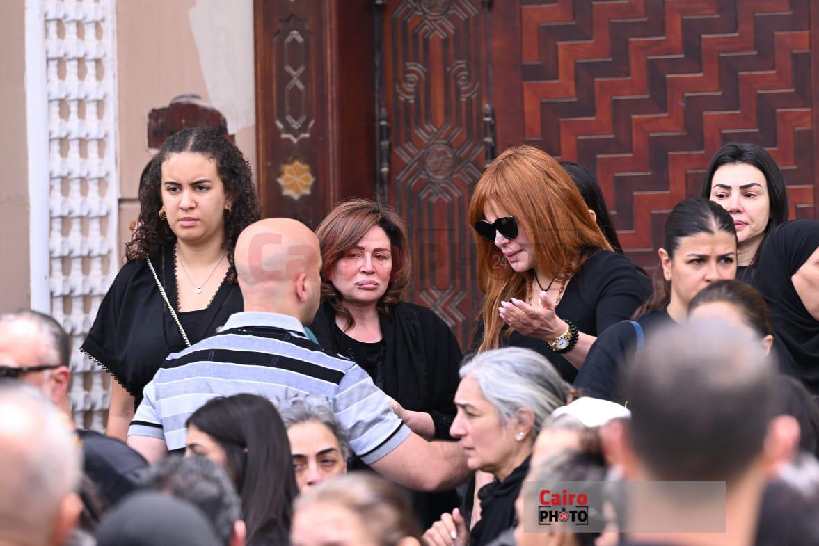 نجوم الفن والإعلام يودعون الدكتور وليد مصطفى ويساندون زوجته كارول سماحة في جنازته