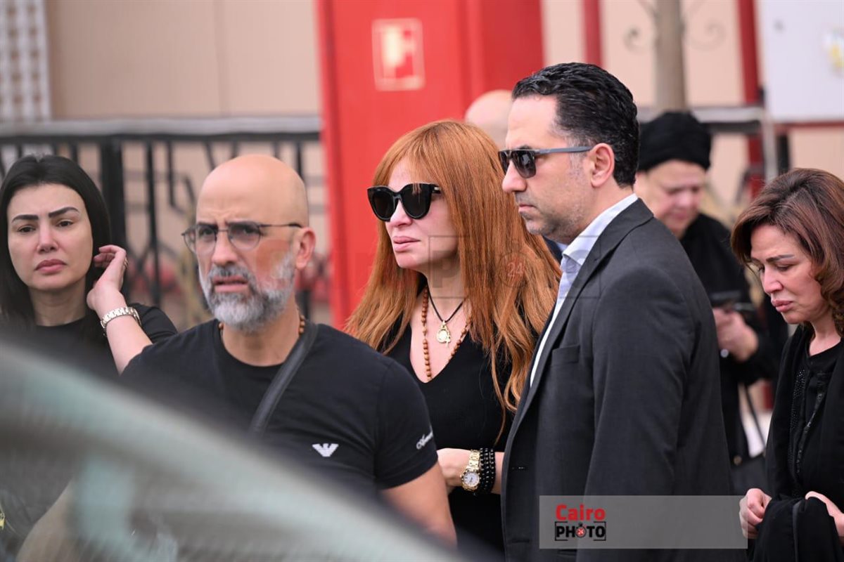 نجوم الفن والإعلام يودعون الدكتور وليد مصطفى ويساندون زوجته كارول سماحة في جنازته