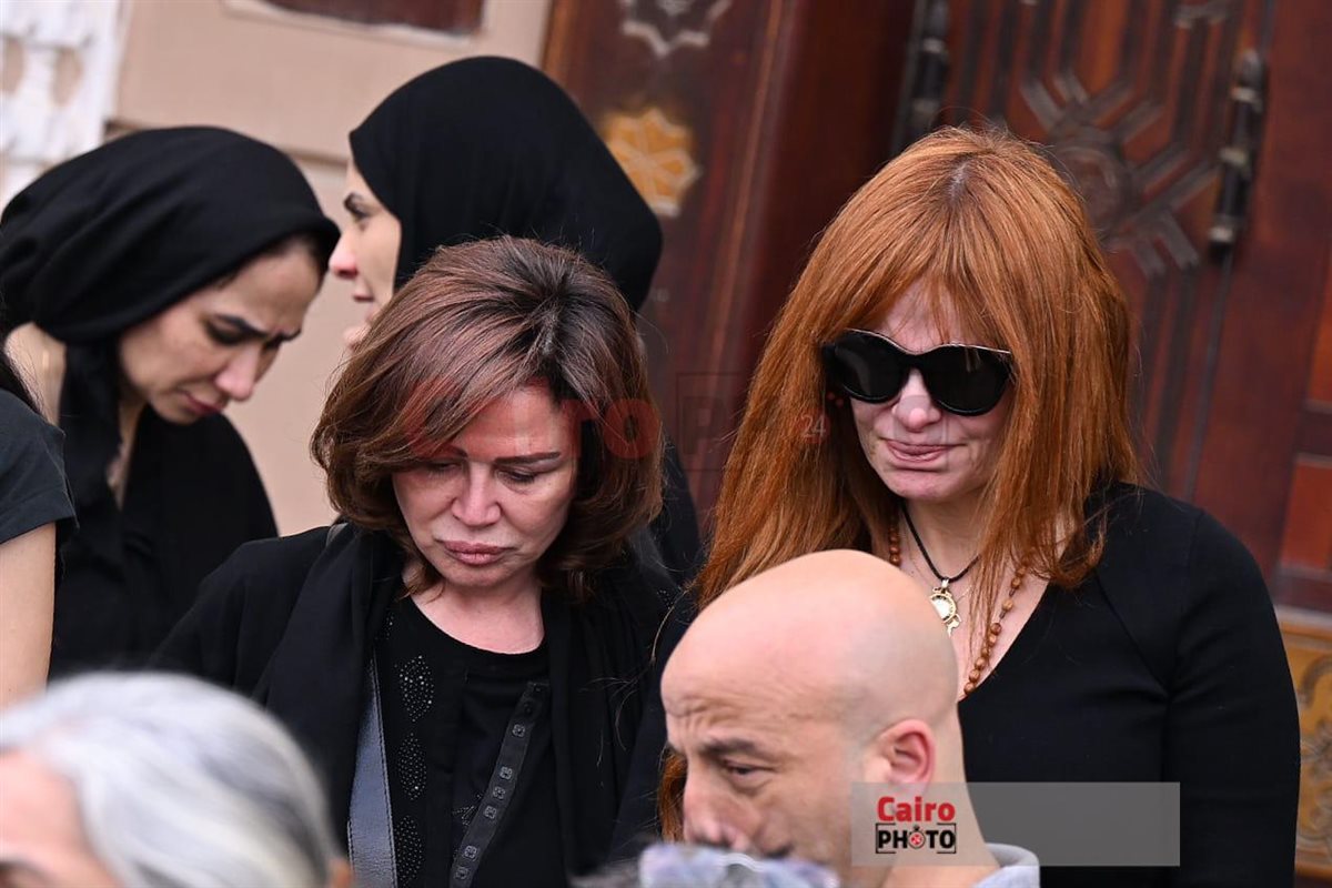 نجوم الفن والإعلام يودعون الدكتور وليد مصطفى ويساندون زوجته كارول سماحة في جنازته