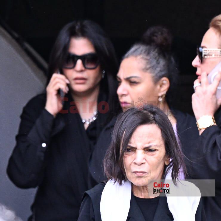 نجوم الفن والإعلام يودعون الدكتور وليد مصطفى ويساندون زوجته كارول سماحة في جنازته