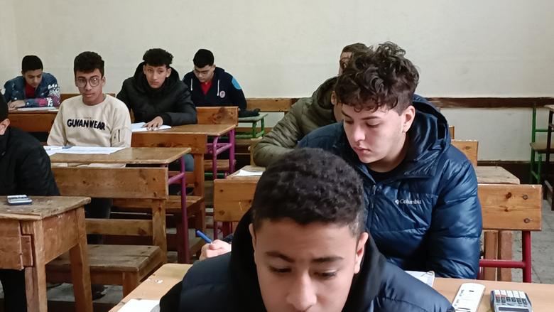 طلاب في لجنة الامتحان