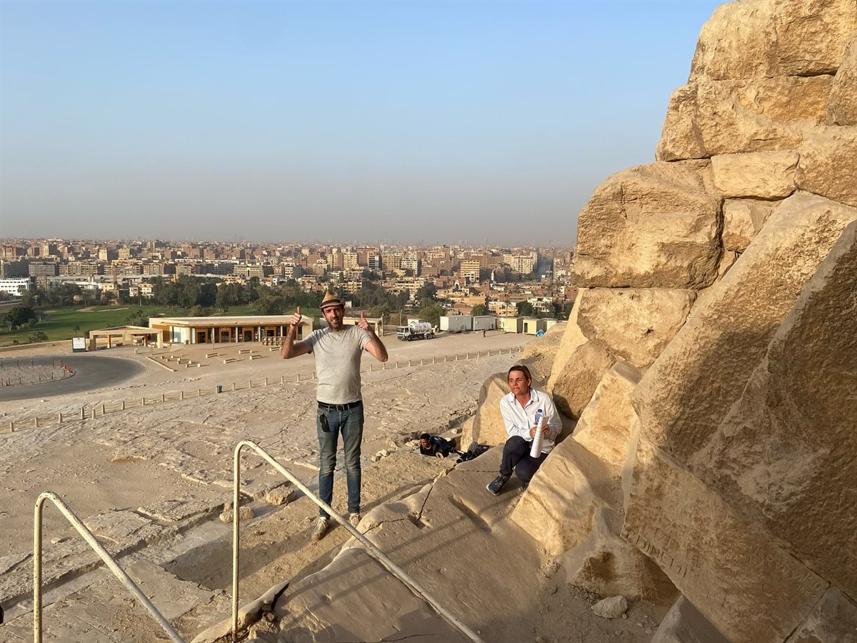 عالم آثار بريطاني يوثق جولته لـ المدخل الأصلي للهرم الأكبر