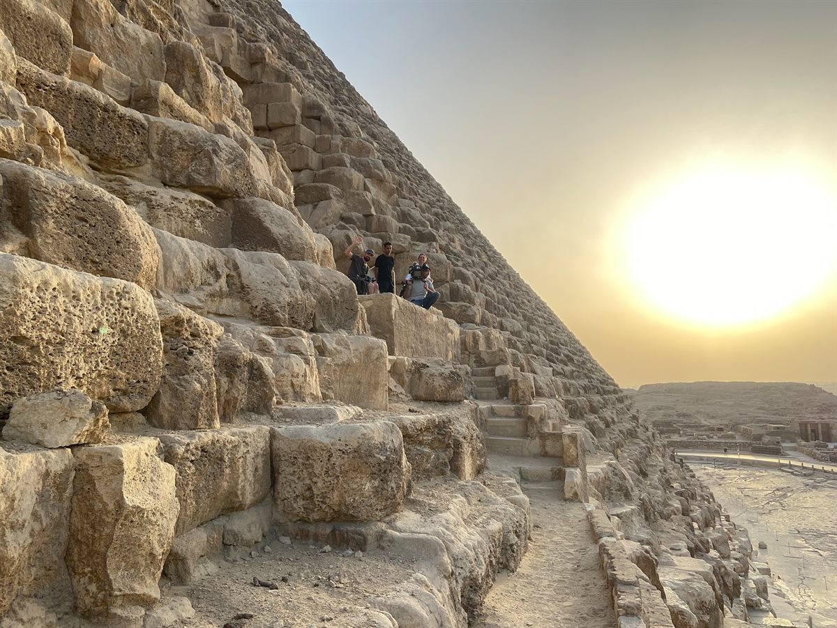 عالم آثار بريطاني يوثق جولته لـ المدخل الأصلي للهرم الأكبر