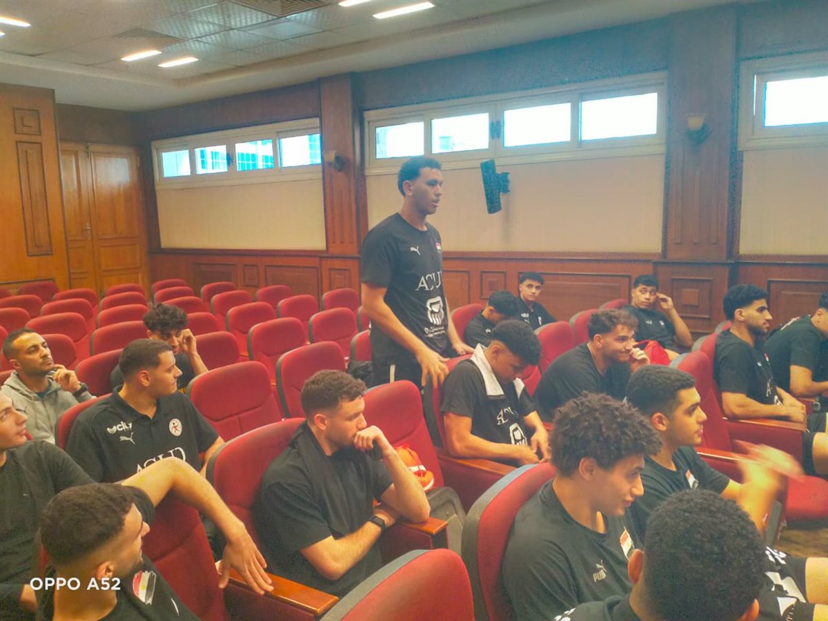 <strong>جلسة تحفيزية لمنتخب شباب اليد قبل المشاركة في كأس العرب بالكويت</strong>