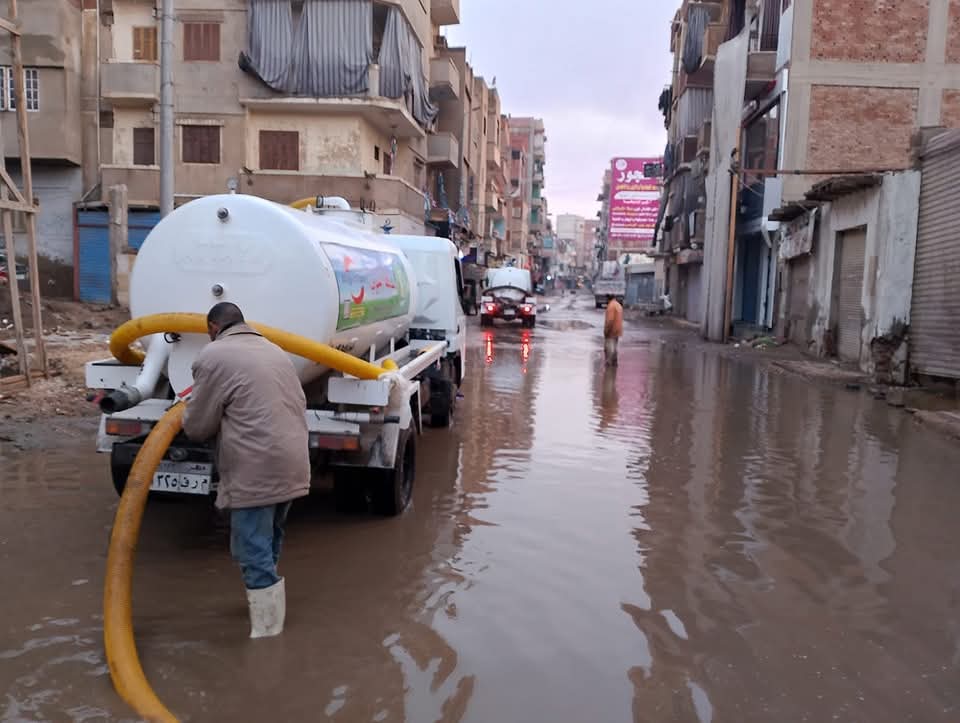 التعامل مع تراكمات مياه الأمطار في شوارع المنوفية