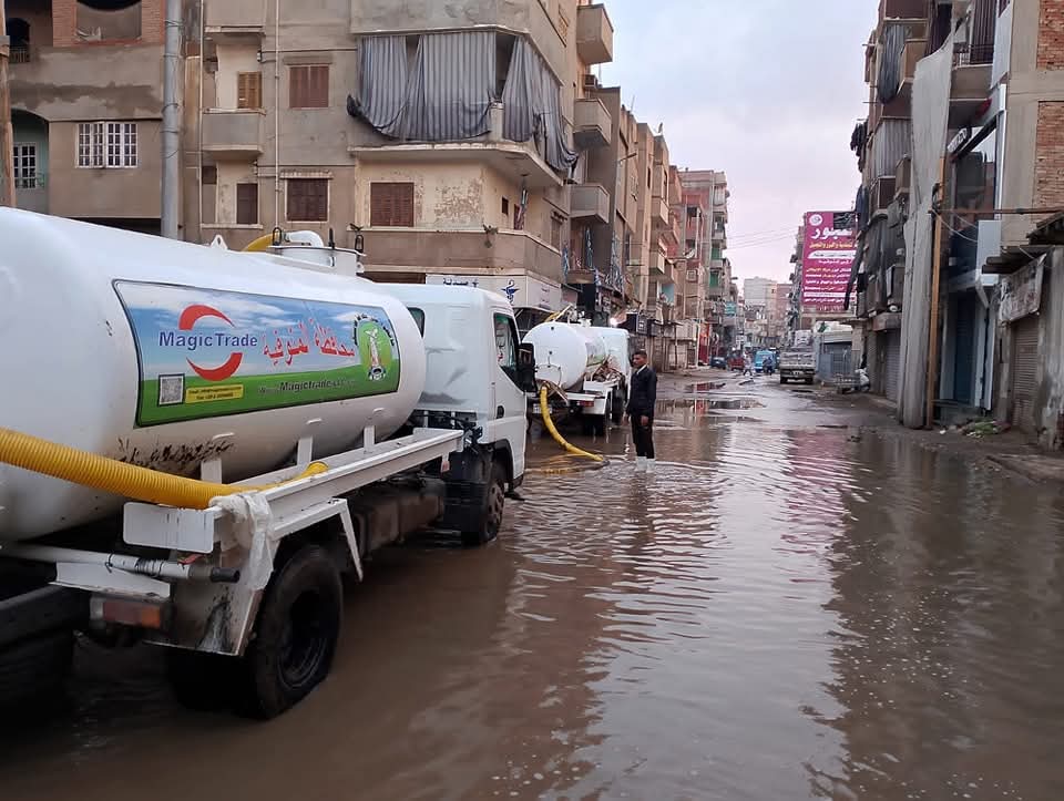 التعامل مع تراكمات مياه الأمطار في شوارع المنوفية