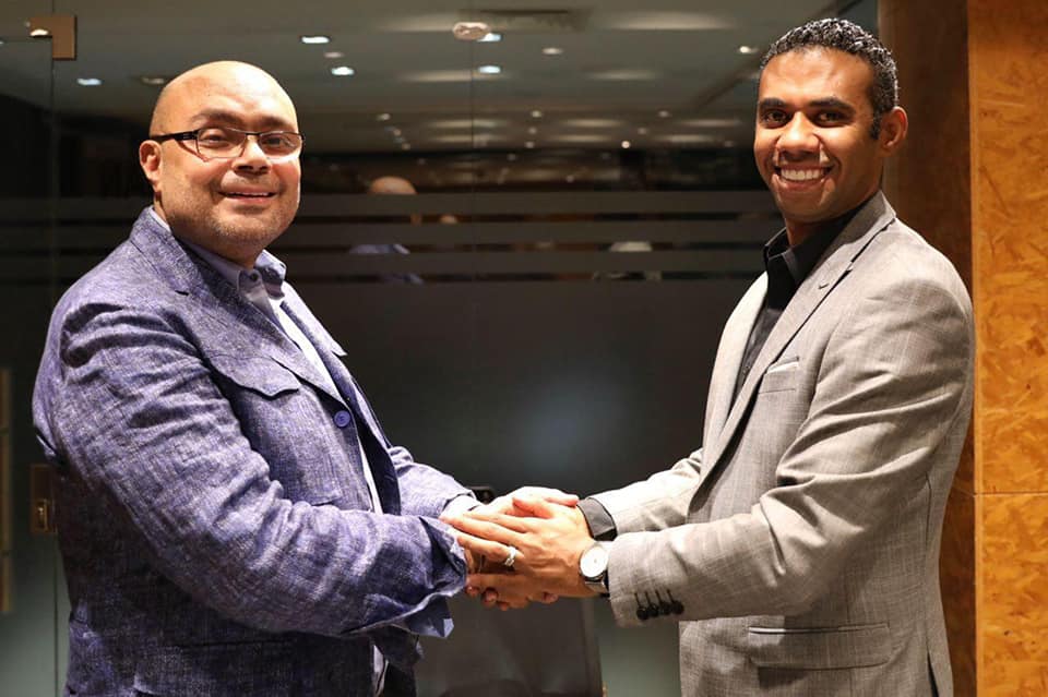 وليد مصطفى خلال توقيع الشراكة مع رئيس تحرير القاهرة 24