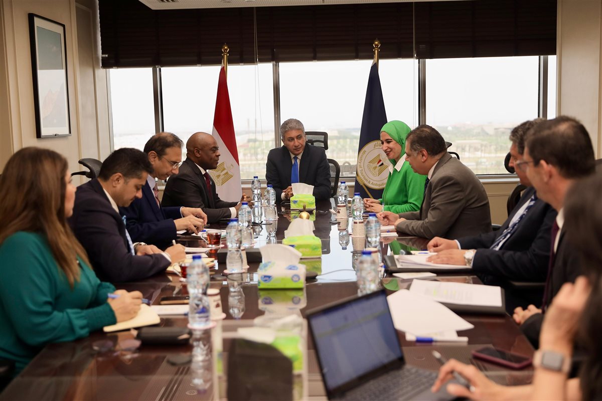 وزير السياحة يلتقي سكرتير عام منظمة الدول الثماني النامية للتعاون الاقتصادي&nbsp;