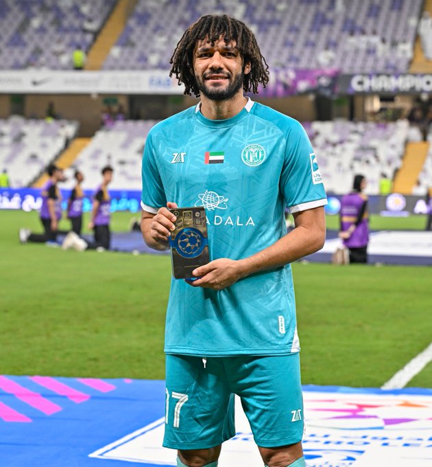 محمد النني يتسلم جائزة الأفضل في شهر أبريل بالدوري الإماراتي 