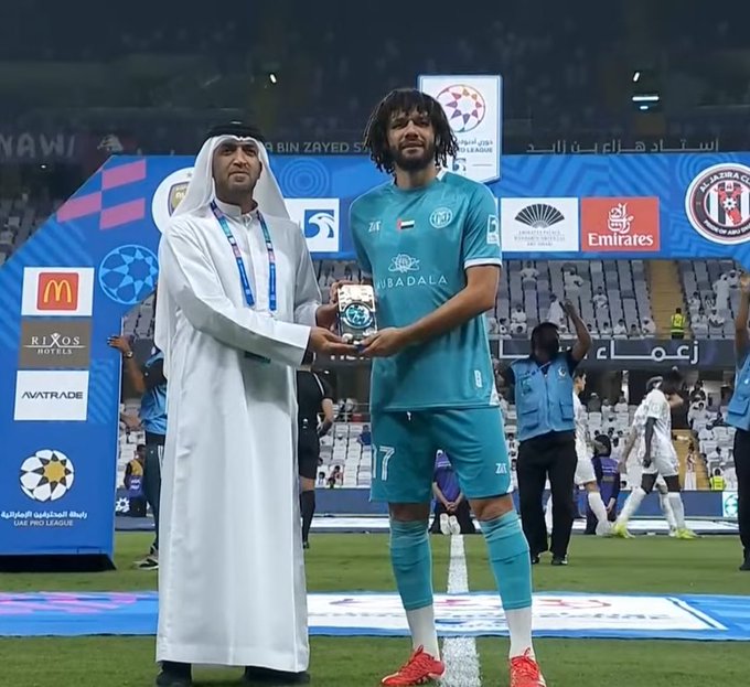 محمد النني يتسلم جائزة الأفضل في شهر أبريل بالدوري الإماراتي 