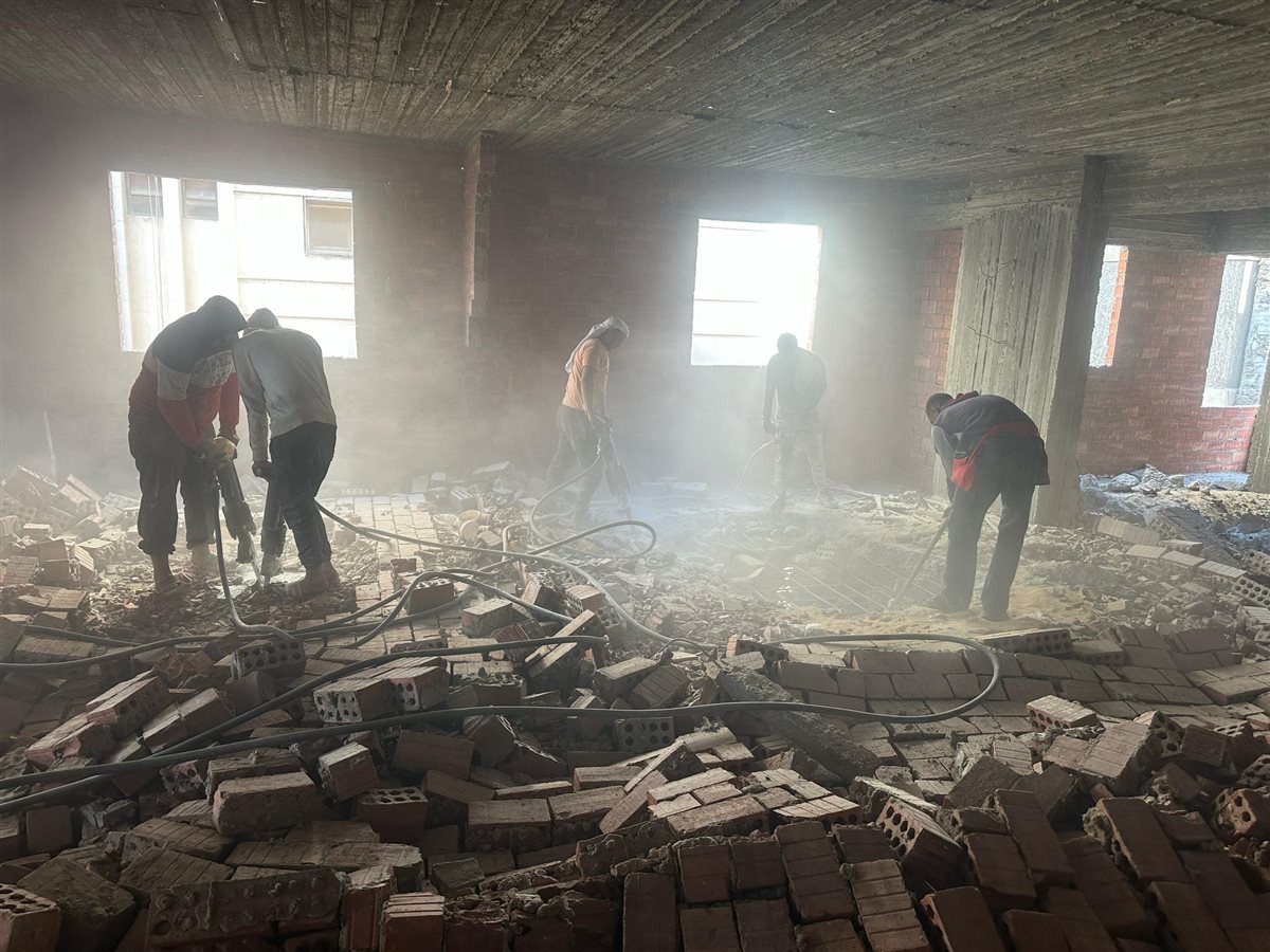 رئيس حي شرق مدينة نصر: إزالة 4 أدوار مخالفة بأحد عقارات شارع محمد كامل الحاروني| صور