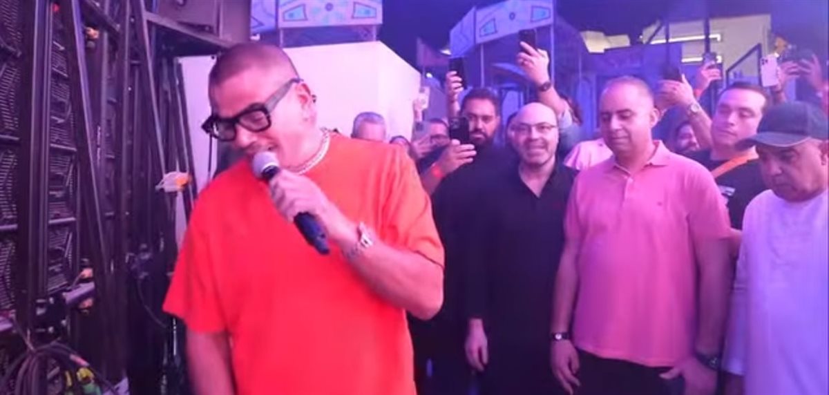 بـ لوك جديد.. عمرو دياب يشعل حفله في القرية العالمية بـ دبي